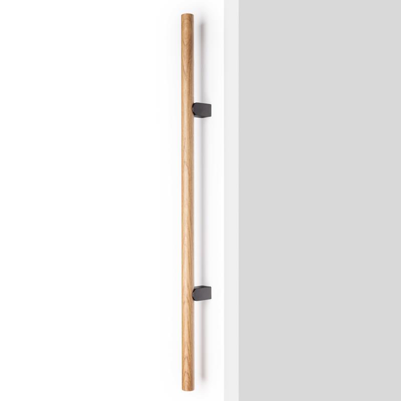 Kumo wood big marks a turning point in Viefe's trajectory: it is our first large wooden handle suitable for outdoor use, created to ensure aesthetic c